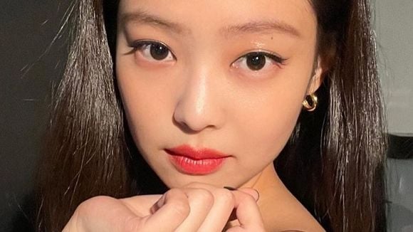 Jennie, do BLACKPINK, faz dedicatória para Lisa, tour gastronômico e visita YG em vlog