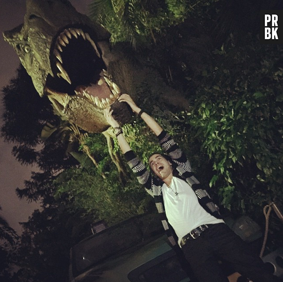 Como os fãs mesmo dizem, se não tem uma foto divertida, não pode ser o Sam Alves. Na imagem, o astro faz pose com um dinossauro do filme "Jurassic Park"