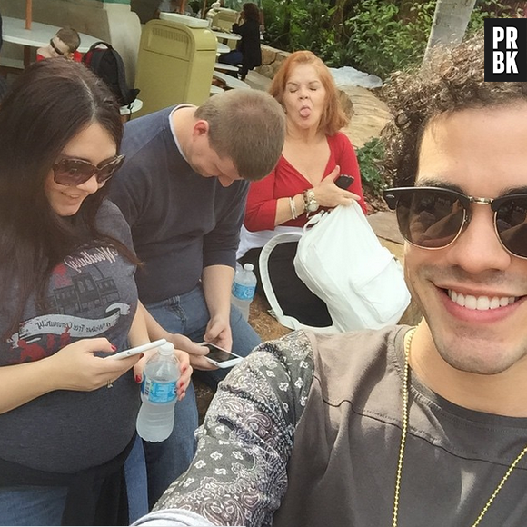 Enquanto a família do Sam Alves descansa vendo as atualizações no celular, ele aproveita para fazer uma selfie!