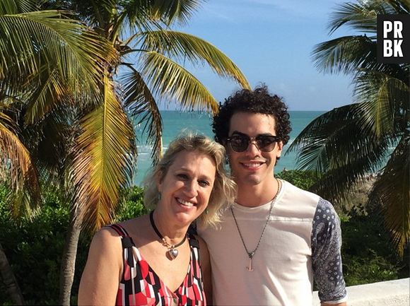 Enquanto nós derretemos no verão, Sam Alves está curtindo uma praia paradisíaca em Miami. Poderoso!