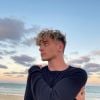 Josh Beauchamp, do Now United, aposta em cores básicas 