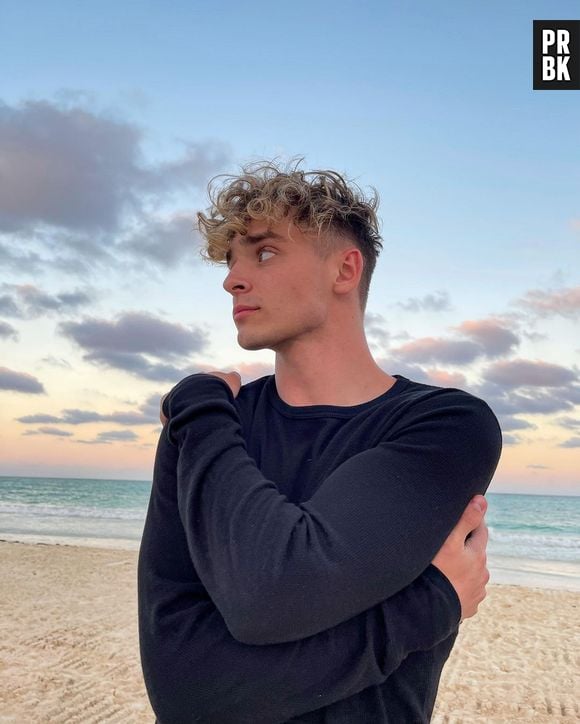 Josh Beauchamp, do Now United, aposta em cores básicas 