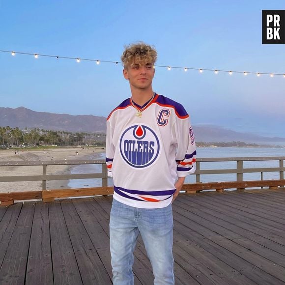 Josh Beauchamp, do Now United, também curte blusas esportivas - que dão uma vibe mais despojada 