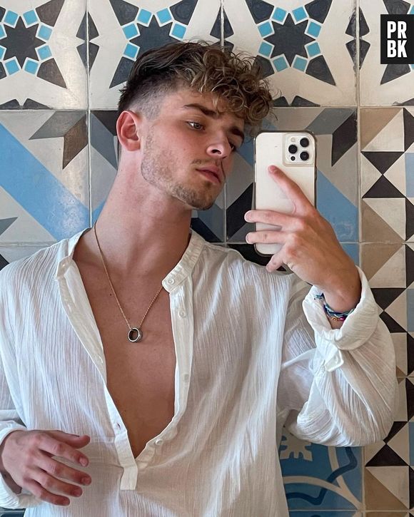 O branco acompanha Josh Beauchamp, do Now United, em blusas mais básicas até cortes mais formais 