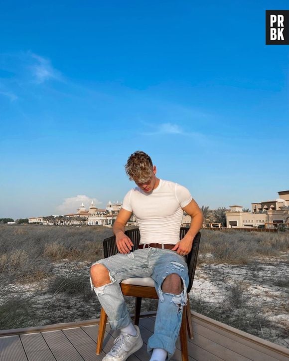 Calças jeans rasgadas são companheiras de Josh Beauchamp, do Now United