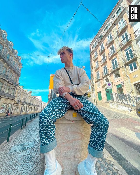 Josh Beauchamp, do Now United, também investe em tons de verde e azul