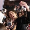 Timothée Chalamet fala com fãs em tapete vermelho de "Duna"