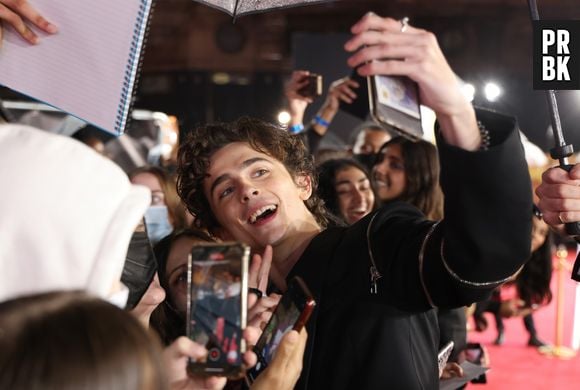 Timothée Chalamet fala com fãs em tapete vermelho de "Duna"