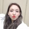 Recentemente, Nayeon, do TWICE, vem tirando mais selfies de cima pra baixo