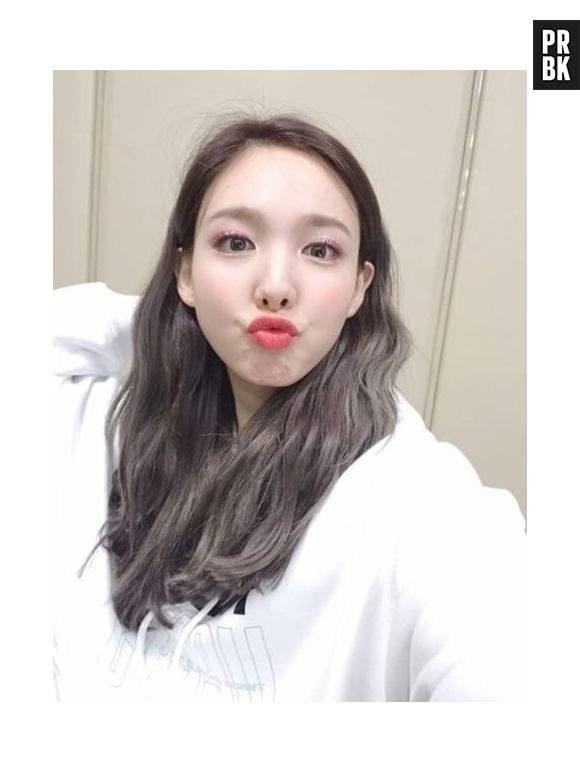 Recentemente, Nayeon, do TWICE, vem tirando mais selfies de cima pra baixo