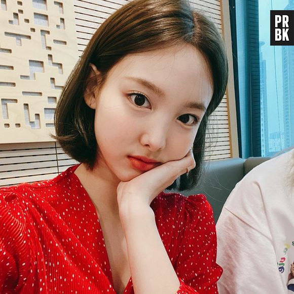 Nayeon, do TWICE, revela por que as integrantes ficam irritadas com suas selfies