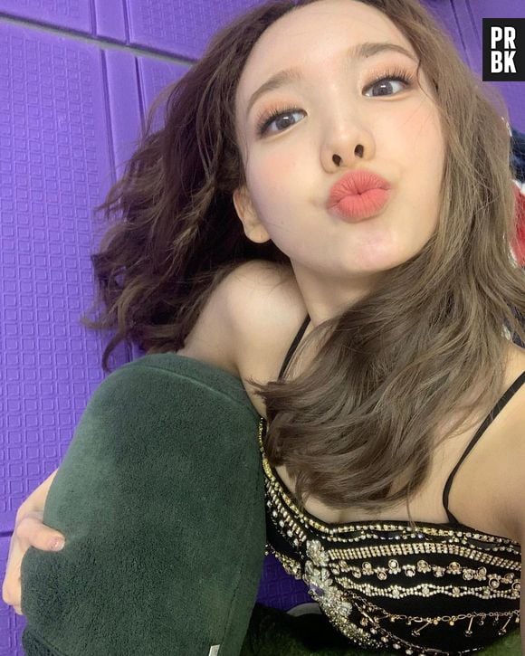 Nayeon, do TWICE, diz que o ângulo das suas selfies incomoda as outras integrantes