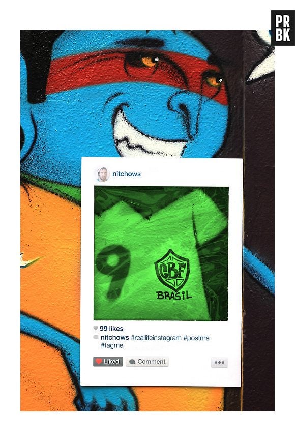 O artista brasileiro Bruno Ribeiro fez uma placa de papelão customizada para parecer com a rede social