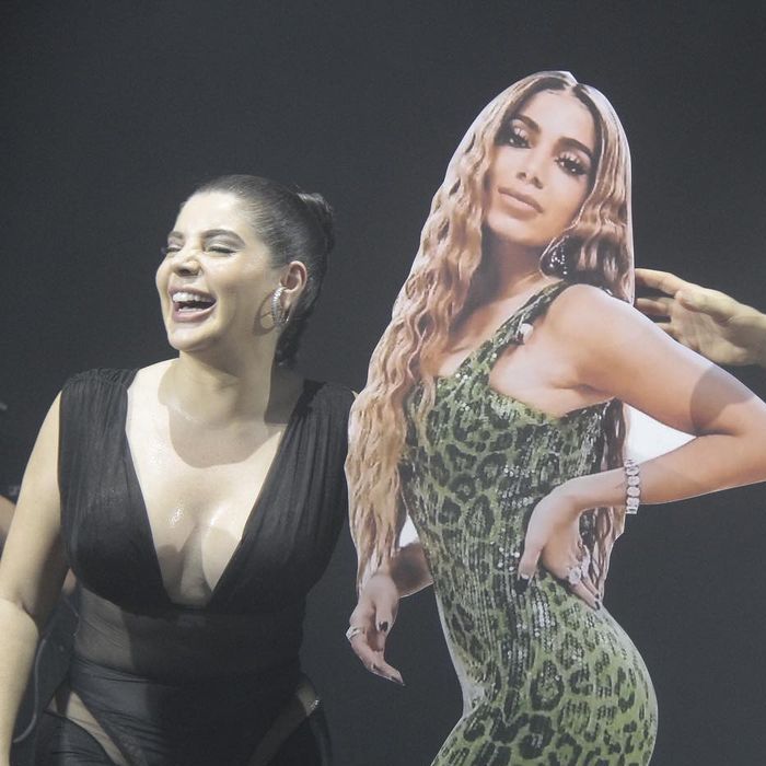 A Farofa da Gkay: Anitta lançou música inédita no evento