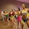 A Farofa da Gkay: Tiktoker lançou coreografia de "No Chão Novinha" em 10 minutos e Anitta aprovou