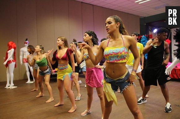 A Farofa da Gkay: Tiktoker lançou coreografia de "No Chão Novinha" em 10 minutos e Anitta aprovou