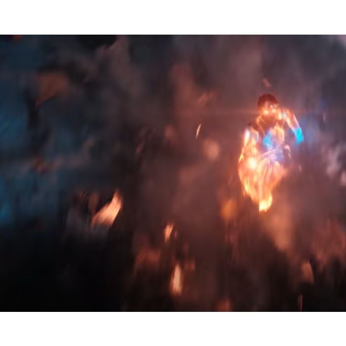 O trailer de &quot;Doutor Estranho no Multiverso da Loucura&quot; mostrou um personagem misterioso lutando contra Wanda (Elizabeth Olsen). Fãs apostam que ele pode ser o Homem de Ferro Superior
