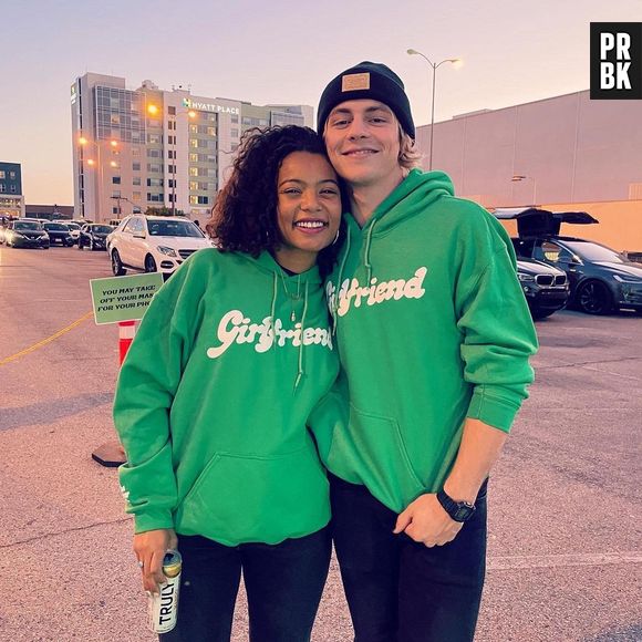 Jaz Sinclair e Ross Lynch foram casal em "O Mundo Sombrio de Sabrina"