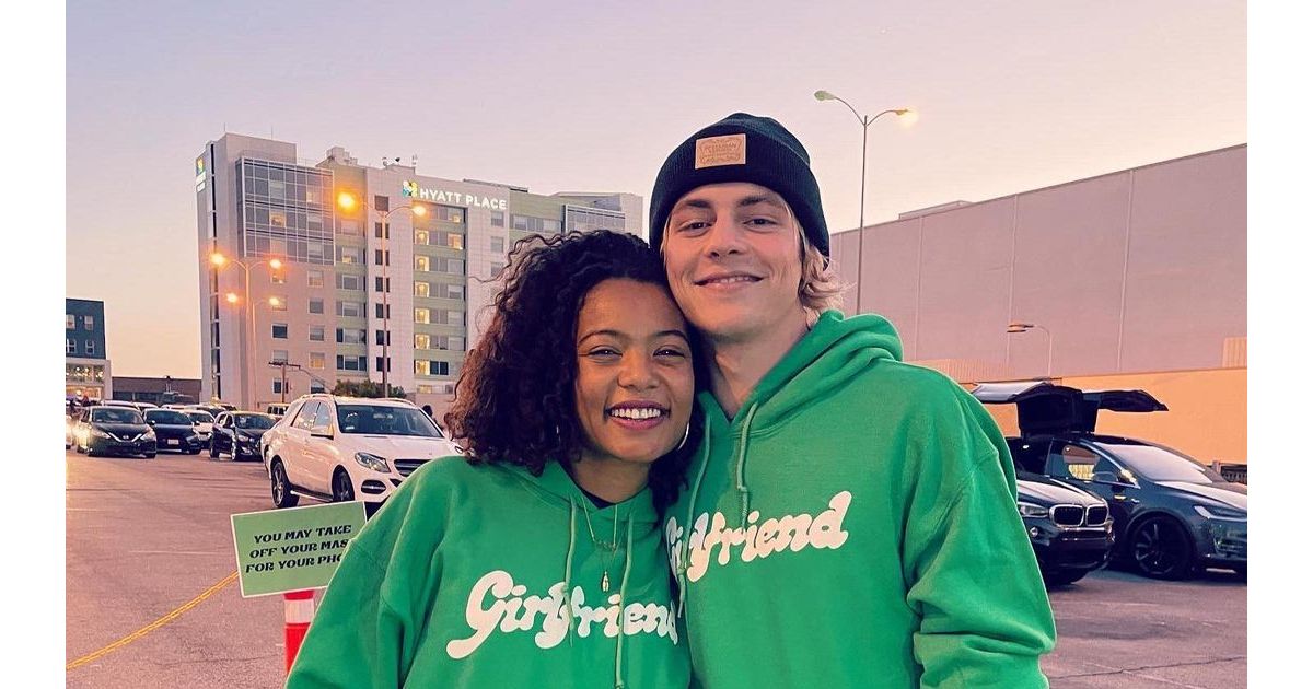 Jaz Sinclair e Ross Lynch foram casal em O Mundo Sombrio de Sabrina