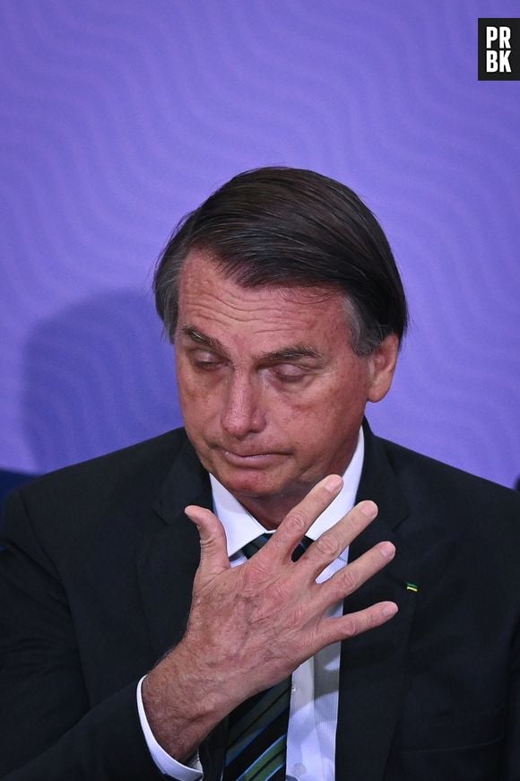 Bolsonaro assinou decreto para distribuição de absorventes nesta terça-feira (8)