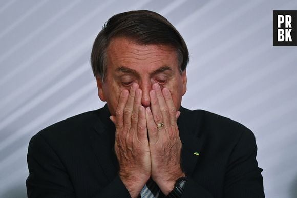 Bolsonaro "se arrepende" e autoriza distribuição gratuita de absorventes. Entenda!