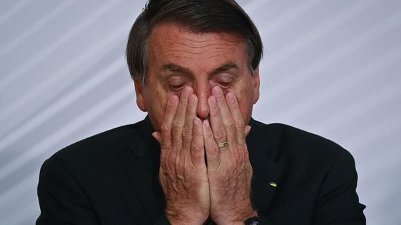 Em ano de eleição, Bolsonaro se "arrepende" e autoriza distribuição de absorventes