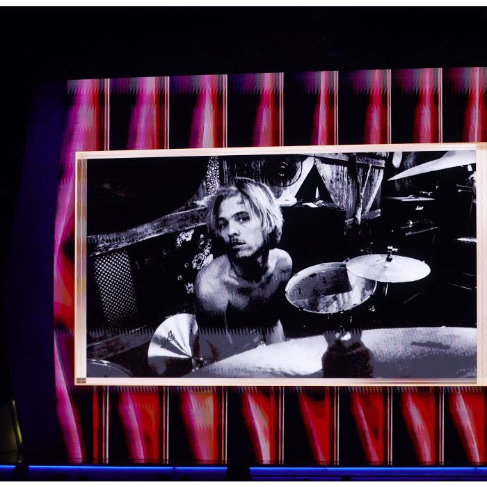  Grammy 2022  homenageou o baterista do Foo Fighters,   Taylor Hawkins  , que morreu na semana passada  