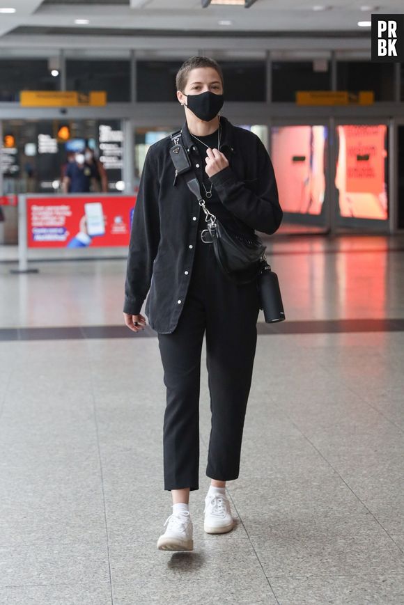 Agatha Moreira elege look all black em aeroporto