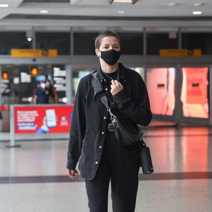 Agatha Moreira elege look all black em aeroporto