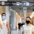 Mariana Rios elege conjunto com estampa de jornal e rasteirinha em aeroporto