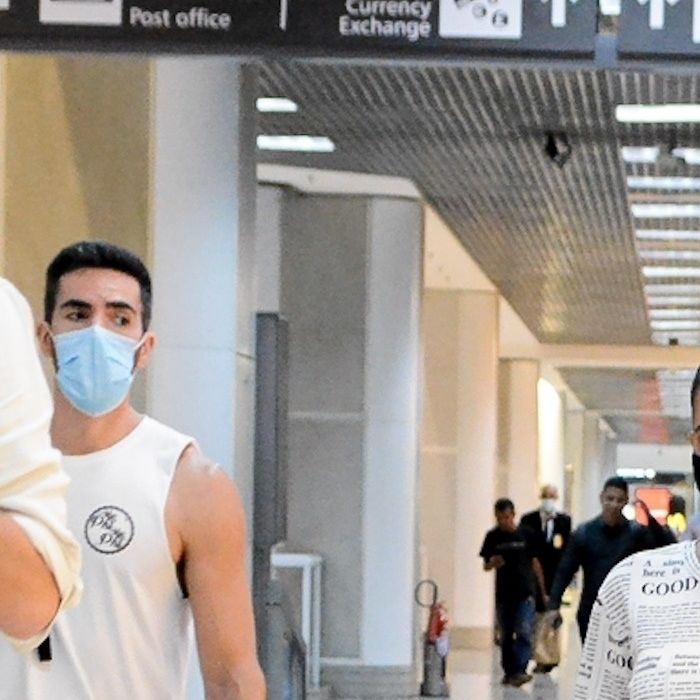 Mariana Rios elege conjunto com estampa de jornal e rasteirinha em aeroporto