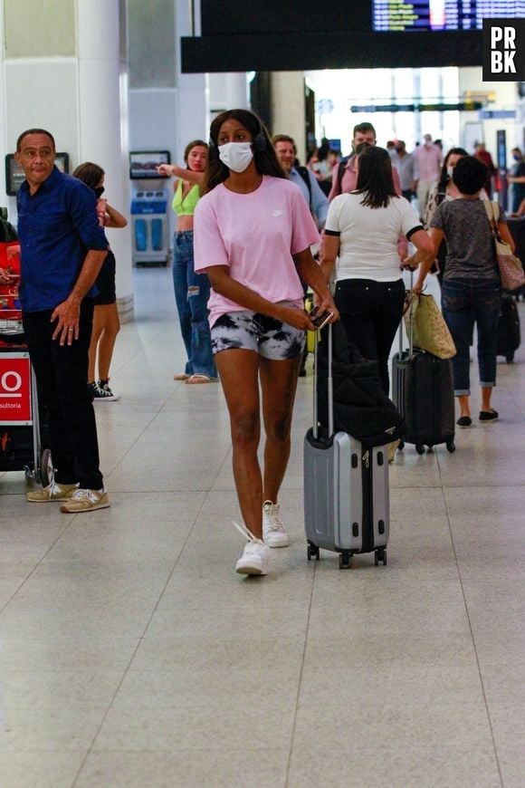 Ex-BBB Camilla de Lucas elege camisete e short com estampa tie dye em aeroporto