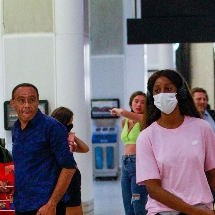Ex-BBB Camilla de Lucas elege camisete e short com estampa tie dye em aeroporto