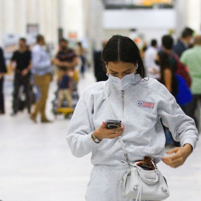 Bruna Marquezine combina conjunto de moletom de grife em aeroporto