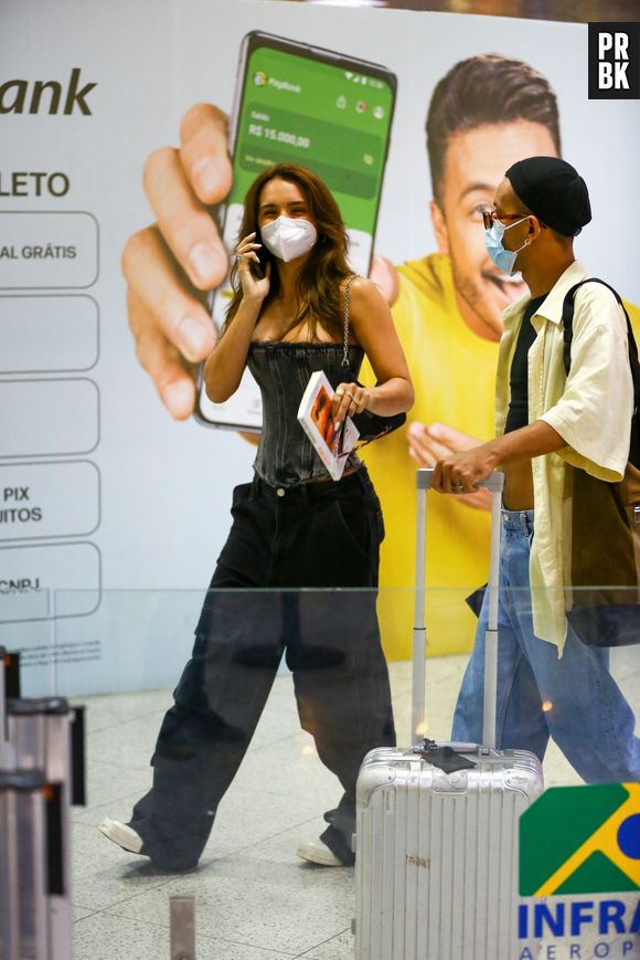 Rafa Kalimann chama atenção de corset e calça boy friend em aeroporto