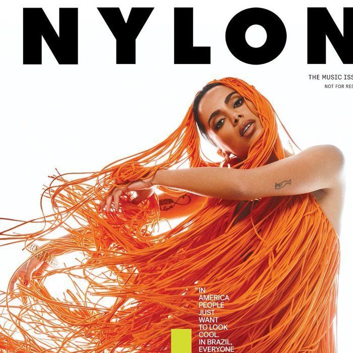 Anitta causou polêmica por conta de manchete na capa da revista Nylon. Cantora foi acusada de promover turismo sexual e se retratou