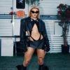 No palco do Coachella, Pabllo Vittar investiu em look preto com recortes