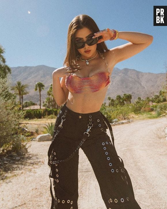 Coachella: Jade Picon apostou em top brilhoso no primeiro dia do festival