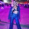 Coachella: jeans em cima e embaixo foi alternativa usada por atriz