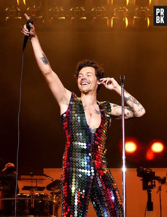 Harry Styles usou look brilhoso e apresentou novas músicas no Coachella