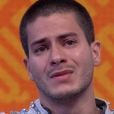 Arthur Aguiar vira zoação na web ao cantar "Fora da Casinha" no "Encontro", da TV Globo