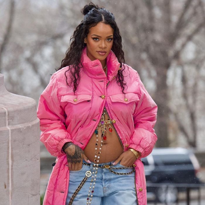 Rihanna confirmou a gravidez em janeiro, com esse look de barriga para fora