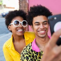 Foto de Menstruação Mulher Branca Deitada No Fundo Rosa Forro Feminino Com  Pena Vermelha Os Dias Críticos Das Mulheres e mais fotos de stock de  Algodão - Material Têxtil - iStock