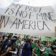 "Meu corpo não é meu na América", escreveu uma manifestante