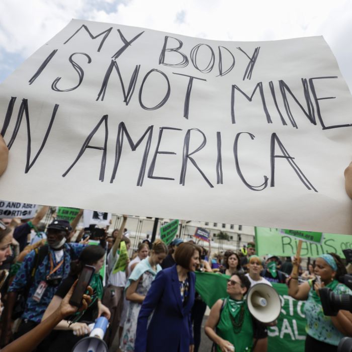 &quot;Meu corpo não é meu na América&quot;, escreveu uma manifestante