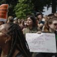 Manifestantes lamentam decisão que revoga direito ao aborto em território nacional nos EUA