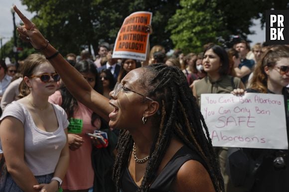 Manifestantes lamentam decisão que revoga direito ao aborto em território nacional nos EUA