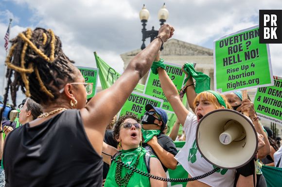 "Levanta-se para o direito ao aborto": manifestantes pró-escolha protestam contra decisão da Suprema Corte dos EUA