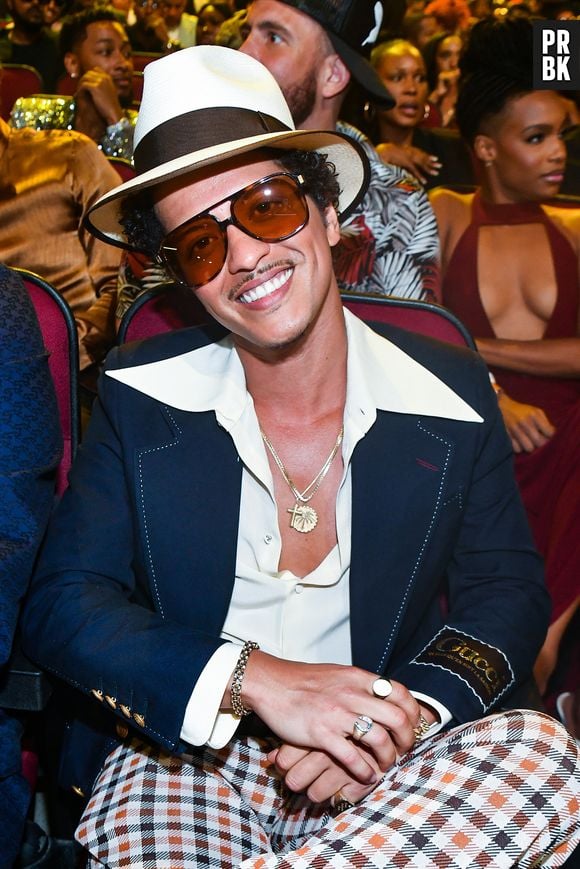 Bruno Mars compareceu ao BET Awards com look de grife