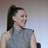 Millie Bobby Brown aposta em cortes retos para looks mais maduros